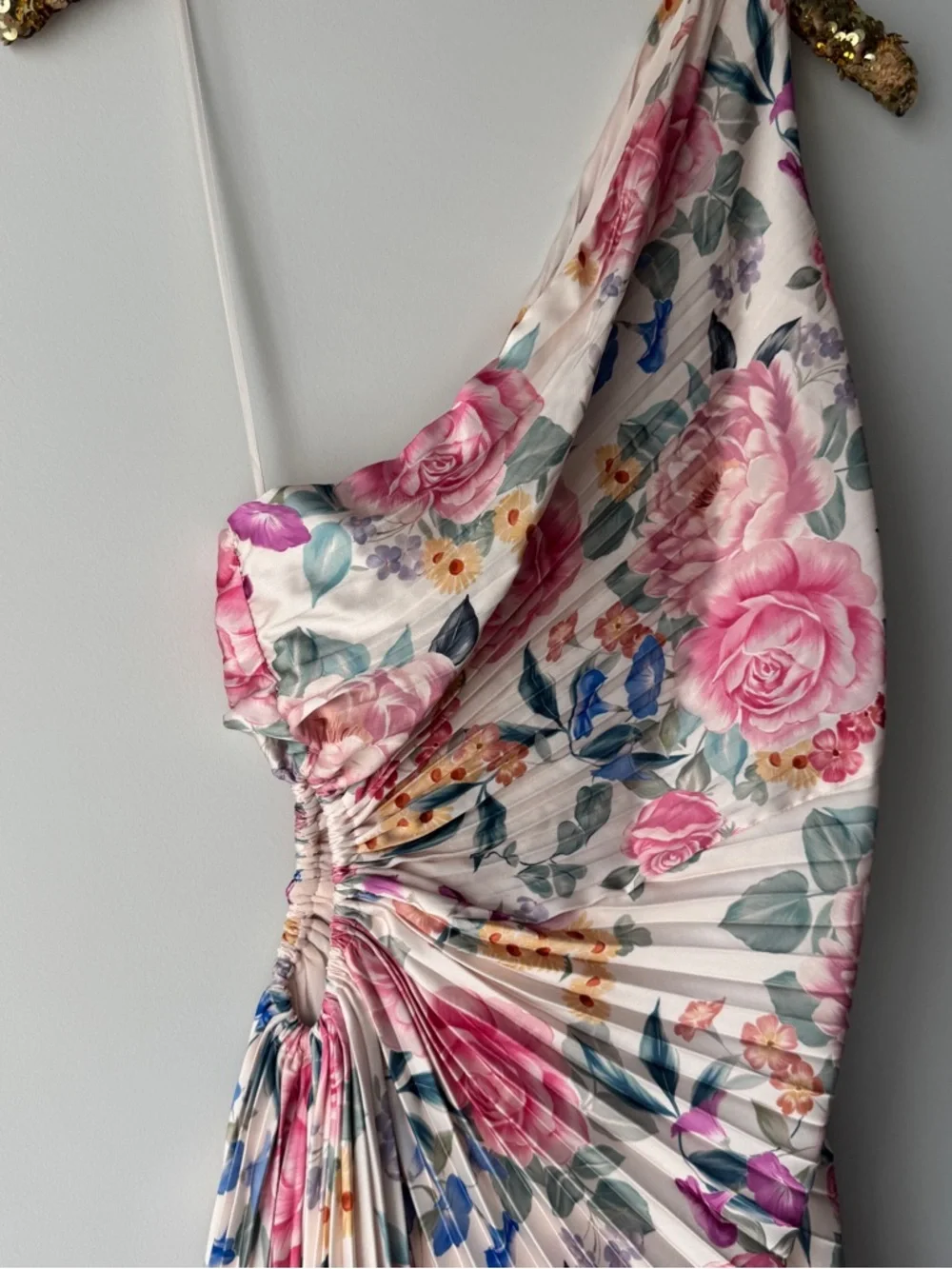 Vici One-Shoulder Floral Pleated dress with side cut out - Picture 3 of 3